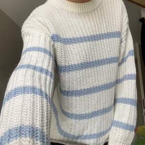 Vit och ljusblå randig tröja från Lager 157 i storlek S🩵