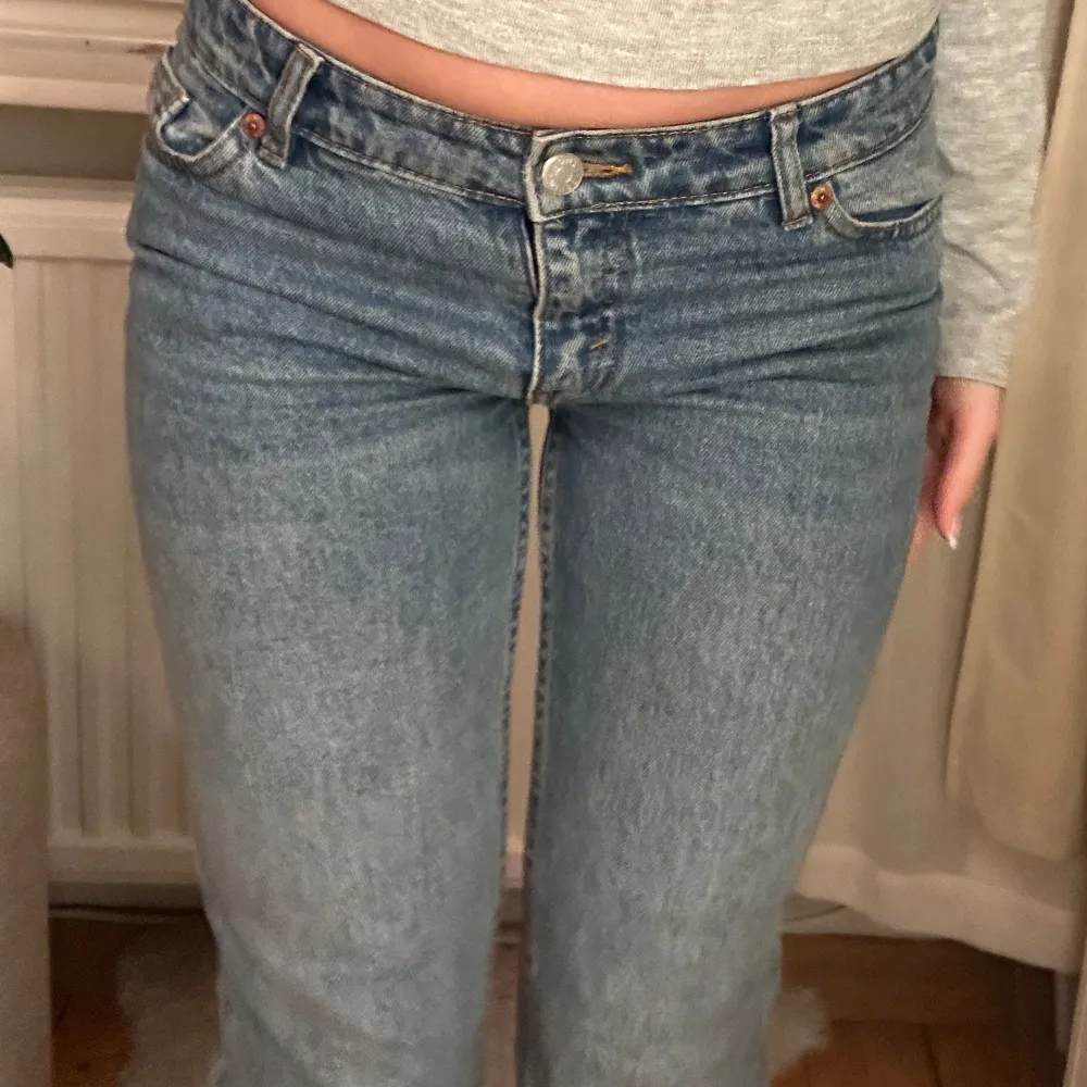 Mellanblå jeans med låg midja och bootcut, så otroligt snygga men börjar tyvärr bli lite för små för mig. Jättefint skick!! Storlek 25 i midjan, skulle säga att det passar mellan xs/s. Perfekt i längden för mig som är 165. Jeans & Byxor.