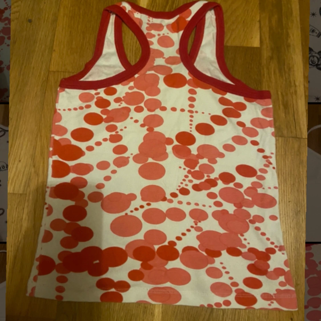 Vit linne med röda prickar - 91