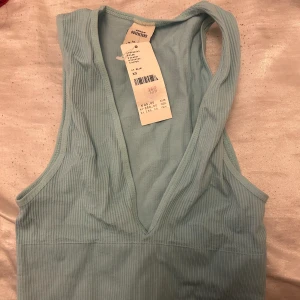 Turkos V ringad crop top - Jätte fin men har en likadan i M som passar bättre. Köpte på urban Outfitters för 139 