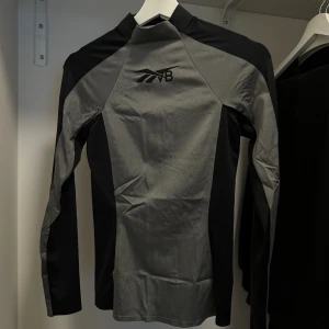 Reebok tröja - Träningsresa från Reebok. Köpt från nån influenser från Plick. Men jag har endast använt den ca 2 gånger. I bra skick! Storlek M, men kan passa från liten S till M.