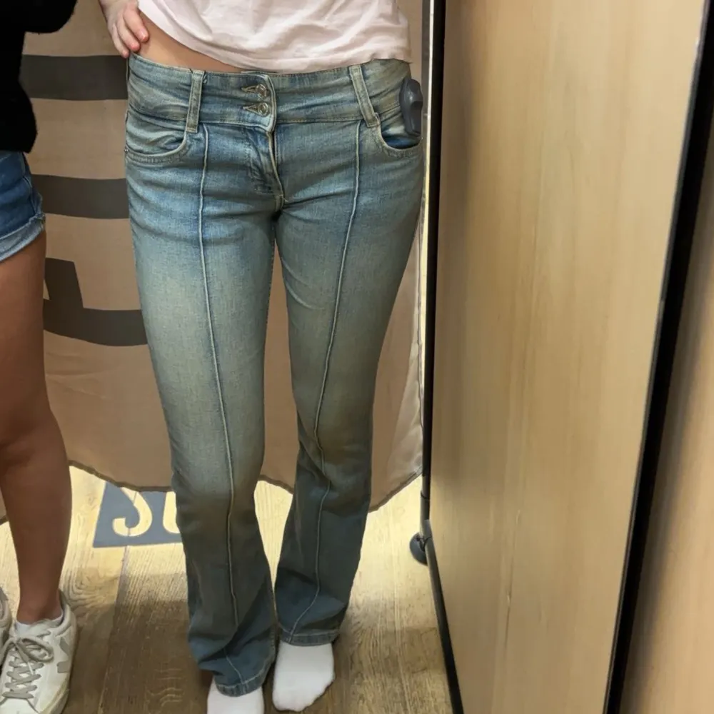 Säljer trendiga jeans för dom är för korta på mig som är 173❤️. Jeans & Byxor.