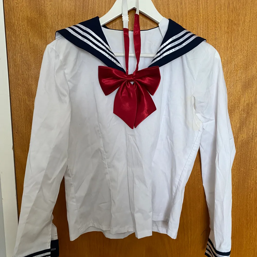 Japans skoluniform! Storlek Japansk XL så skulle säga den passar S/M. Beböver tvättas. Kjolar.