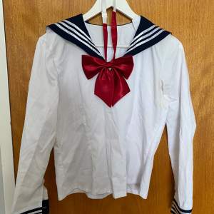 Japans skoluniform! Storlek Japansk XL så skulle säga den passar S/M. Beböver tvättas