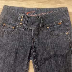 Fina Jeans i strlk 36 som inte används pågrund av fel storlek, de är i bra skicka och är low bootcut.