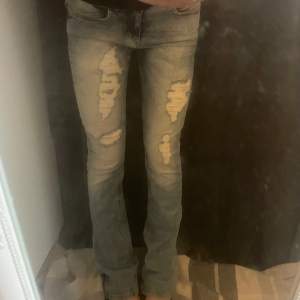Jättesnygga normalmidjade bootcut jeans i storlek 34 