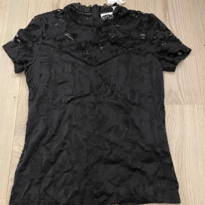 Svart blus - Säljer denna svarta blusen från vila med prislappen kvar. Säljer då den aldrig kom till användning när jag köpte den. 