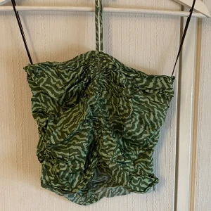 Festtopp - Säljer denna gröna festtopp från H&m. Den har endast använts vid ett tillfälle och är i storlek s