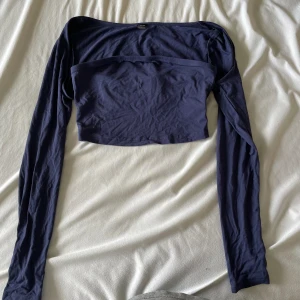 Delat tub-topp med tröja - Delad tub topp från SHEIN. Alldrig använd pg av för liten vid bysten. Rekommenderas inte om man har mer än c kupa. Vid köp av alla mina plagg för 20kr kan man få de för 150, pris kan diskuteras🤩