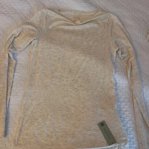 intimissimi tröja - hej säljer min intimissimi tröja som är mjuk vit med *glitter* hade kunnat tänka mig att mot en annan färg så det är bara höra av dig vilken färg du har. helt ny aldrig ens testat! 