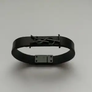 Superfint armband från Ysl i svart läder och metall Box och dustbag ingår Storlek S, 15cm