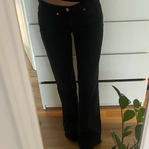 Abrand Jens  - Säljer mina Abrand jeans, som tyvärr har blivit för små för mig.     Storlek - 24/32 (Jag är 166) 💕  Nypris: 999  Mitt pris: 450 + frakt    Kan skicka fler bilder vid intresse🥰