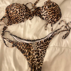 Leopard bikini - säljer detta bikni sett då jag ej använt det. Storlek Xl på båda delarna, men kan passa bra på M/L med!  ❤️ köpt från Gina 