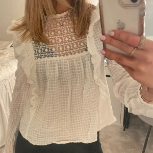 Blus - Säljer min söta topp från Zara, då den inte kommer till användning längre💗använd fåtal gånger och i bra skick💕