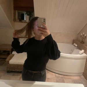 Tröja  - Svart tröja med lite puffigare ärmar i storlek S från Only💗