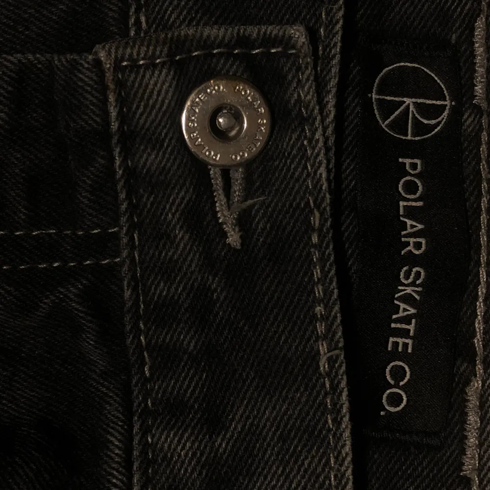 ASFETA oversized jeans från Polar Skate CO. Lite distressed men har sytt upp hålen. Väldigt drain/skate stil. Pris kan diskuteras…. Jeans & Byxor.