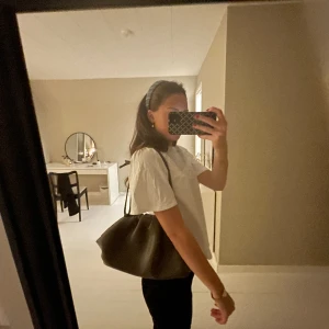 Väska - Fin och rymlig väska, får plats med mycket saker och väldigt snygg