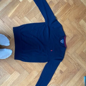 Ralph lauren stickad tröja - En Ralph lauren stickad tröja i bra skick med små defekter. Va inte rädd för att ställa frågor, svarar så snabbt jag kan!