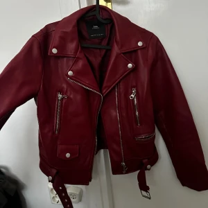 Röd sexig skinnjacka ;) - Superfin vinröd skinnjacka från Zara som jag inte använder längre helt enkelt! Använd men bra skick. 