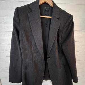 Världens finaste kavaj/blazer köpt second hand, den har ett superfint mönster som syns på andra bilden men som gör att kavajen ser grå ut 💞 sitter fint oversized på mig som är S pris kan diskuteras, helt i nyskick