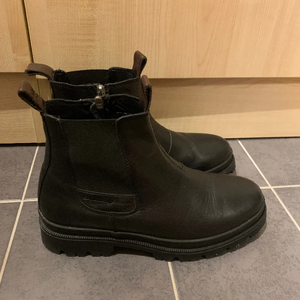 Säljer mina nyinköpta Canada Snow boots  då de var fel storlek för mig. Har använts i en dag. Storlek 44 i svart läder. . Skor.