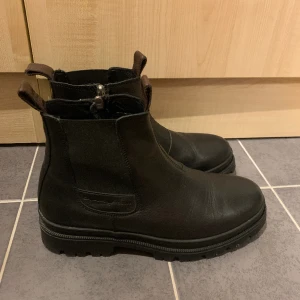 Canada Snow boots storlek 44 - Säljer mina nyinköpta Canada Snow boots  då de var fel storlek för mig. Har använts i en dag. Storlek 44 i svart läder. 