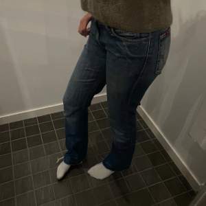 Skitsnygga lågmidjade jeans ifrån Only storlek 28/34 men insydda längs benet där inne men syns inte på något sätt alls❤️😽  väldigt fint skick och snyggaaa, skrivförmåga fler frågor osv❤️‍🔥