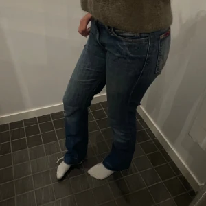 Jeans - Skitsnygga lågmidjade jeans ifrån Only storlek 28/34 men insydda längs benet där inne men syns inte på något sätt alls❤️😽  väldigt fint skick och snyggaaa, skrivförmåga fler frågor osv❤️‍🔥