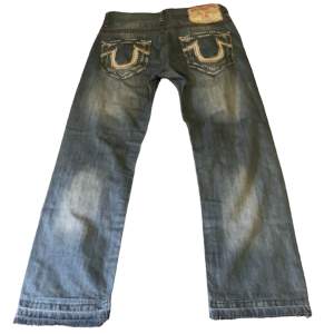 snygga true religion jeans, skriv för mer bilder! Mått:  längd - 110 cm  midja - 44 cm  benöppning - 22 cm