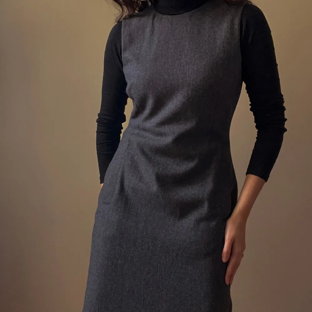 90s Vintage Calvin Klein Jumper Dress. Sleeveless with 2 Front Pockets. Back Side Zipper. Made in Italy. Excellent Condition   100% Wool  Best Fits S/M  104 CM/ 40.9 IN Length 80 CM/ 31.5 IN Chest 76 CM/ 29.9 IN Waist 88 CM/ 34.6 IN Hips. Klänningar.