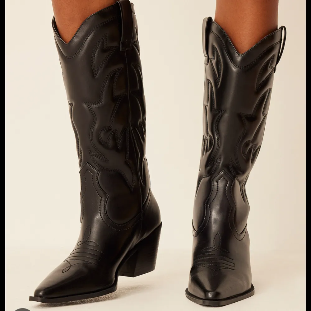 Super snygga cowboy boots från Moa Mattsson x nakd, de är den längre modellen så inte de upp till knäna. Se höjd på bilden. Stolek 37, använda en gång. . Skor.