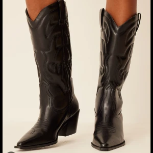 Cowboy boots - Super snygga cowboy boots från Moa Mattsson x nakd, de är den längre modellen så inte de upp till knäna. Se höjd på bilden. Stolek 37, använda en gång. 