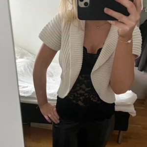 Bolero  - Super fin ljus beige stickad bolero från Calvin Klein💗💗superfin men kommer aldrig till användning tyvärr så vill kolla intresset!!  