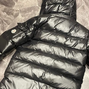 Moncler jacka  - Säljer min äkta moncler jacka då den är lite för liten för mig, den är äkta man kan se det på andra  bilden. Kom privat för mer bilder!☺️