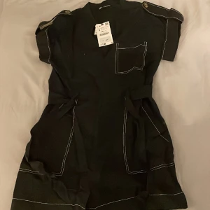Svart byxdress? - Köpt från zara i storlek S. Säljer då den aldrig blivit använd. Endast testad. Ny pris 550kr. Kan diskutera priset :)