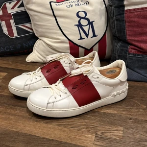 Valentino Garavani - Valentino skor i storlek 42. Använda men i bra skick. Slitningen i hälen är endast på insidan och syns inte när skon används. Lådan är dessvärre slängd sedan länge. PM för fler bilder och även på digitalt kvitto. Nypris 7000.