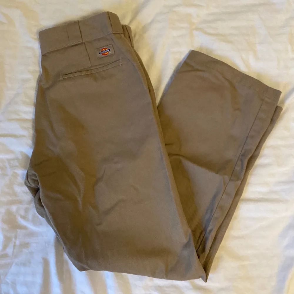 Ett par beiga baggy byxor från dickies (874 Original Fit) 🤎🤎 . Jeans & Byxor.
