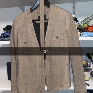 Kavaj  - Säljer denna kavaj, knappt använd. Köpare står för frakten 