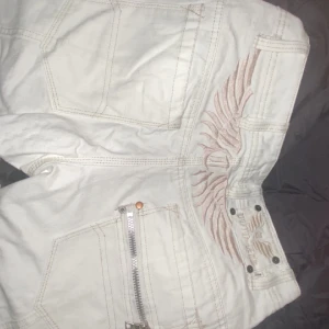 90s Jeans - Dom är försmå för mig så säljer vidare. Har aldrig användt dom. Köpte dom i Spanien så finns inte likadana i någon butik i Sverige. 💞💞 Dom är baggy/straight. SÅLDA!! 