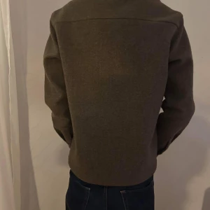 Over shirt  - En overshirt i riktigt snygg färg. Skick 9/10. Moddelen är 185 och väger 65 kilo. Tveka inte på att höra av er vid några funderingar.