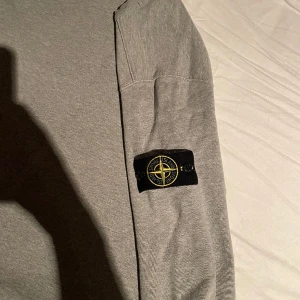 stone island sweatshirt grå - Har haft den i ca 1 år, skicket är 7/10 eftersom armarna är lite ut töjda. Säljer för att jag gymmar och blivit aldrles för stor för detta roadman plagg.