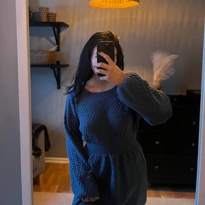 Klänning  - Stickad klänning som går till knäna 