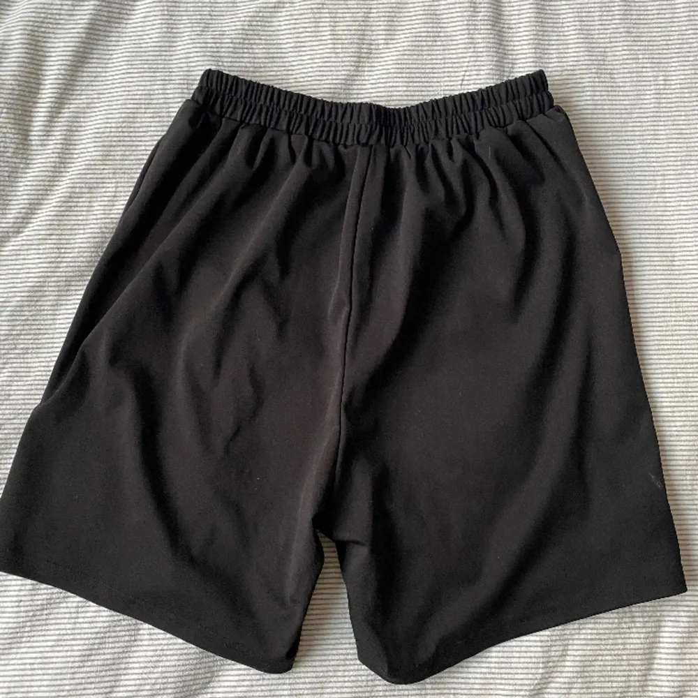 Jätte sköna ganska långa shorts! Dom är i ett tröningsmaterial och passar perfekt en varm sommardag! Dom kommer från shein men är i ett förvånansvärt bra skick!. Shorts.
