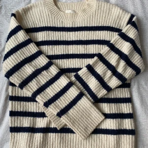 Stickad tröja från HM - En jättefin stickad tröja från H&M. I fint skick och använd fåtal gånger, säljer då jag inte fått användning av den och tror den passar bättre i någon annans garderob!