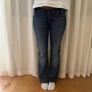 Lågmidjade bootcut jeans ifrån lee köpta på ett uf företag med vintage jeans för 450kr, innerbernslängd 80cm, ytterben 103cm,midjemått 80cm omkrets, fri frakt stämmer INTE, FRAKTKOSTNAD TILKOMMER PÅ 80kr!  Buda på❤️ köpet sker via Swish! Köp direkt för 300