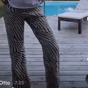 Jättefina zebra byxor från H&M
