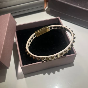 Edblad arband - Super ballt skinn armband med nitar från edblad! Som ej säljs i vit längre! Köptes för 499, kom gärna med prisförslag!💕