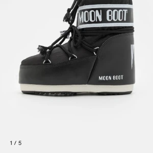 MoonBoots  - MoonBoots köpta från Zalando original pris 2055 kr, i väldigt bra skikt använt en enstaka gång. Sälje på grund av att jag inte får användning för dem. De är i storlek 36-38 och är super sköna🩷