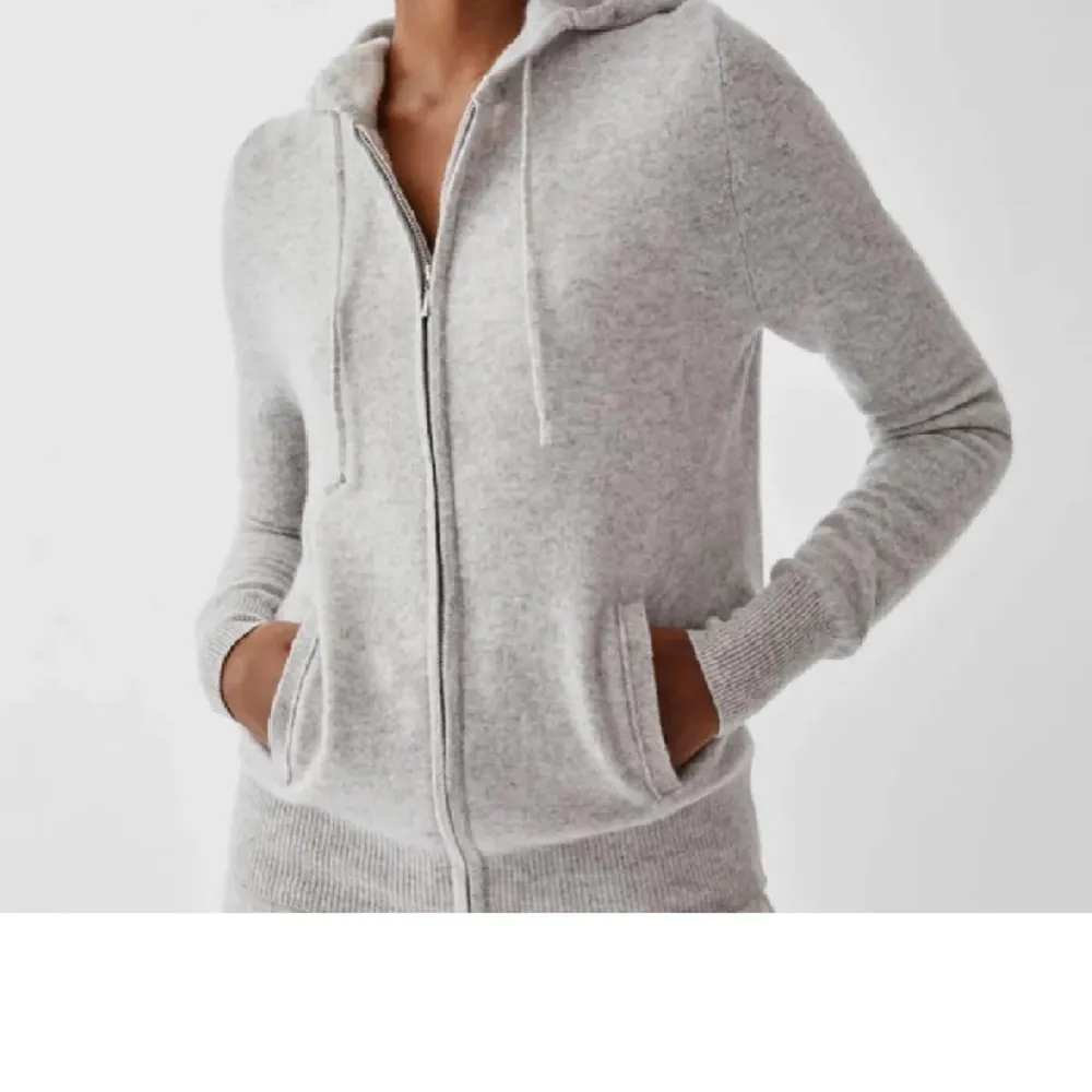 Säljer denna super fina zip-up hoodie från Soft goat💕100% Kashmir. Nypris 2495kr. Använd fåtal gånger. FINNS KVAR. Tröjor & Koftor.