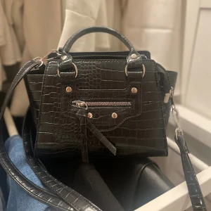 Väska  - säljer denna skitsnygga väska då den inte kommer till användning 🤍